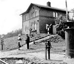 Der "Bahnwärter erhält sein Mittagessen" so der schöne Titel dieses Bilder an einem unbekannten Schrankenposten. (1935) <i>Foto: RVM</i>