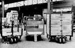 Parade der verschiedenen Hubwagen in der Güterabfertigung Frankfurt (Main) Hpbf, die den Transport von Kisten und Paletten erheblich erleichterten. (1938) <i>Foto: RVM (Trost)</i>