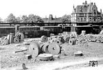 Basaltsteine aus der Vulkaneifel am Bahnhof Mayen Ost. Basalte werden für Massivbauten, Boden- und Treppenbeläge, Fassadenplatten, Grab- und Denkmäler und in der Steinbildhauerei verwendet. Darüber hinaus findet Basalt als Baustoff aufgrund seines druck- und verschleißfesten, schwer zu bearbeitenden, aber nicht zu spröden Charakters hauptsächlich für den Unterbau von Straßen und Bahngleisen Verwendung. Auch für Mühlsteine mittlerer Qualität wurde Basalt verwendet, z.B. in Mendig in der Eifel. Der Durchmesser des Mühlsteins richtete sich dabei nach der Dicke der Basaltsäulen.  (1934) <i>Foto: RVM</i>
