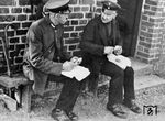 Gemeinsame Brotzeit von Streckenläufer (links) und Schrankenwärter an der Bahnstrecke Frankfurt (Oder)—Neu Bentschen bei Schwiebus in der RBD Osten. (1937) <i>Foto: RVM</i>