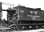 Der Wasserwagen zur Unkrautvertilgung Nr. 3 "Altona 700 703" gehört zum Zug Nr. 3, der im Bahnhof Glückstadt beheimatet ist und irgendwo in der Rbd Altona aufgenommen wurde. Der ehemalige Loktender fasst 21,5 cbm. Die Fässer auf dem Tender enthalten Natriumchlorat, das als Unkrautbekämpfungsmittel Substanzen enthält, die störende Pflanzen am Bahnkörper abtöten sollen. Chlorate sind heute innerhalb der EU als Wirkstoffe in Pflanzenschutzmitteln nicht mehr zugelassen; ein bekannter Handelsname der chlorathaltigen Herbizide im privaten Gebrauch war „UnkrautEx“.  (1932) <i>Foto: Walter Hollnagel</i>