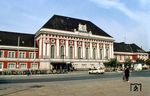 Das Empfangsgebäude von Hamm in seiner heutigen Form wurde am 14. Oktober 1920 eröffnet. Es ist ein Beispiel für ein repräsentatives Bauwerk im Stil eines spätbarocke Formen zitierenden Historismus, das der Königliche Baurat Karl Hüter (1867–1920) entworfen hatte. Im Zweiten Weltkrieg wurden Dach und Gewölbe stark beschädigt, der Wiederaufbau des Empfangsgebäudes geschah mit einigen zeitbedingten Vereinfachungen in etwa im Vorkriegszustand. (04.06.2006) <i>Foto: Wilfried Sieberg</i>