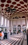 Auch innen wurde das Empfangsgebäude von Hamm aufwändig restauriert. 1985 wurde das Reisezentrum in Form einer Glashalle in die Bahnhofshalle eingebaut. 1999 wurde der Bahnhof im Rahmen der Internationalen Bauausstellung Emscher Park (IBA) grundlegend saniert und dabei in den Ursprungszustand zurück versetzt, wie er heute zu sehen ist. Für die authentische Sanierung erhielt der Bahnhof 2001 den Europa-Nostra-Preis. Seit 1990 steht das Empfangsgebäude unter Denkmalschutz.  (04.06.2006) <i>Foto: Wilfried Sieberg</i>
