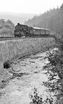 58 1345 mit einem Personenzug nach Johanngeorgenstadt im Schwarzwassertal bei Erlabrunn. (07.1976) <i>Foto: Burkhard Wollny</i>
