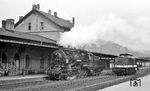 Die 56 Jahre alte 58 1800 macht sich im Bahnhof Aue auf den Weg, die nächste Zugleistung zu übernehmen und passiert dabei ihre designierte Nachfolgerin in Form der gerade einmal ein Jahr jungen 110 796. (07.1976) <i>Foto: Burkhard Wollny</i>