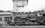 58 1800 vor dem 2003 abgerissen Empfangsgebäude des Bahnhofs Aue. Der nach 1990 neu gegründete Freistaat Sachsen und die Deutsche Bahn hatten die glorreiche Idee, mit Steuergeldern die Infrastruktur von Bahnstrecken und Bahnhöfen im Freistaat zu vernichten. In Aue kam es dadurch zur Stilllegung aller nicht mehr benötigten Einrichtungen, wie dem Güterbahnhof, dem Bahnbetriebswerk Aue, des Empfangsgebäudes und aller Stellwerke (bis auf das Stellwerk Aue 1). Bis zum Jahr 2010 wurde alles abgerissen. Der Fahrkartenverkauf wurde zeitweise in einen Verkaufscontainer verlegt - welch ein Fortschritt! (07.1976) <i>Foto: Burkhard Wollny</i>