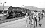Eine modisch gekleidete Schulkasse passiert 58 2051 im Bahnhof Aue. (07.1976) <i>Foto: Burkhard Wollny</i>
