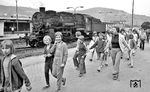 Auf geht's zum Sportunterricht. Das Interesse der Schüler liegt eher beim Westfotografen, das wachsame Auge der Trapo (links) auch. (07.1976) <i>Foto: Burkhard Wollny</i>