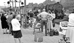Auch die Reisenden in Aue interessieren sich wenig für die Dampfloks, wahrscheinlich weil es (noch) ein alltäglicher Anblick hier war. (07.1976) <i>Foto: Burkhard Wollny</i>