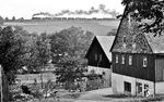 Ein Güterzug aus Aue mit einer pr. G 12 auf dem Weg nach Zwönitz bei Lößnitz. (07.1976) <i>Foto: Burkhard Wollny</i>