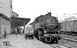 Nicht nur die Fahrgäste, auch eine Menge Expressgut wartet auf 86 001 im Bahnhof Aue. (07.1976) <i>Foto: Burkhard Wollny</i>