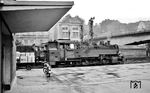 86 001 in dem heute nicht mehr wiederzuerkennenden Bahnhof Aue. Rechts überquert die Fernstraße 169 die Bahngleise, die -wie in Saalfeld- eine beliebte Fotostelle war. (07.1976) <i>Foto: Burkhard Wollny</i>