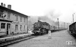 86 1001 fährt mit dem Personenzug aus Aue in Bockau ein. 1975 wurde die Strecke für den Bau der bereits 100 Jahre zuvor geplanten Talsperre Eibenstock zwischen Wolfsgrün und Schönheide Ost unterbrochen; eine zunächst projektierte Streckenverlegung wurde nicht mehr umgesetzt. Am 27. September 1975 verkehrten letztmals durchgehende Reisezüge zwischen Karl-Marx-Stadt/Aue und Adorf, auch der Verkehr auf der Steilstrecke nach Eibenstock ob Bf wurde eingestellt.  (07.1976) <i>Foto: Burkhard Wollny</i>