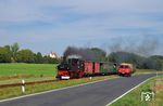 Neben dem traditionellen Bahnhofsfest der Döllnitzbahn wurde an dem Septemberwochenende auch der "Tag des offenen Denkmals" begangen, an dem die Mügelner Feuerwehr beteiligt war und die sich hier bei Altmügeln fotogerecht begegnen. (08.09.2018) <i>Foto: Andreas Höfig</i>