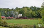 Der GmP mit 99 584 und 99 574 auf den Wanderbrücken der Döllnitz bei Altoschatz. (09.09.2018) <i>Foto: Andreas Höfig</i>