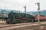58 1800 vor einem Güterzug im Bahnhof Aue, dessen Güterzuggleise heute vollständig verschwunden sind. (24.07.1976) <i>Foto: Robin Fell</i>