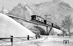 Eine österreichische 1170, zu Reichsbahn-Zeiten als E 45 unterwegs, mit einem Personenzug von Innsbruck nach Garmisch-Partenkirchen vor dem Karwendelgebirge nördlich von Mittenwald.  (1938) <i>Foto: RVM</i>