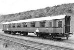 Dem Trend zu geschweißten Wagenkästen wollte sich die Reichsbahn in den 1930er Jahren auch beim normalen Wagenpark anschließen. Die neuen Wagen erhielten daher einen geschweißten Wagenkasten, ähnelten aber in ihren Abmessungen den alten 28er-Wagen. Das Bild zeigt einen AB4ü Wagen der Bauart 1935.  (03.08.1935) <i>Foto: RVM (Werkfoto)</i>