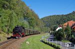 99 749 mit dem vorbildlich restaurierten "Reichsbahnzug" bei Oybin. (30.09.2018) <i>Foto: Andreas Höfig</i>
