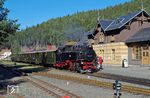 99 749 mit dem "Reichsbahnzug" in Oybin. (30.09.2018) <i>Foto: Andreas Höfig</i>