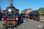 99 749 und 99 760 im Abzweigbahnhof Bertsdorf, wo sich die Strecken nach Oybin und Jonsdorf trennen. (30.09.2018) <i>Foto: Andreas Höfig</i>