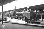 24 040 wurde im Oktober 1928 fabrikneu an das Bw Plattling in der Rbd Regensburg ausgeliefert und verlässt hier Landshut (Bay) Hbf in Richtung Plattling. Das RVM verfügte 1944 die Abgabe aller 24er der RBD Regensburg an die RBD Danzig, darunter auch 24 040. Sie verblieb 1945 bei der PKP, wurde in 0i2-9 umgezeichnet und 1975 bei der MD Zajaczkowo Tczewskie (Bw Dirschau) ausgemustert.  (08.09.1931) <i>Foto: Slg. Johannes Glöckner</i>