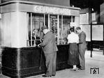 Geldwechselstube der 1923 gegründeten Deutschen Verkehrs-Kredit-Bank in Köln Hbf. Die DVK war die Hausbank der Deutschen Reichsbahn, die rund 75% der Anteile besaß. Und wie der "aktuelle Kurs" ausweist: 1 Reichsmark kostet 2,44 US-Dollar. Zum Vergleich der Oktober 2018: 1 Euro kostet 1,15 US-Dollar.  (1932) <i>Foto: RVM</i>