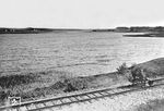 Eine Draisine ist am Goldaper See in der Rominter Heide an der Bahnstrecke Goldap—Stallupönen (ab 1938 Ebenrode, heute Nesterow) unterwegs. In Goldap bestand Anschluss in Richtung Insterburg und Angerburg, in Stallupönen an die Preußische Ostbahn im Streckenabschnitt Königsberg (Pr)—Eydtkuhnen (ab 1938 Eydtkau), sowie an die Bahnstrecke nach Tilsit. Heute verläuft hier die Grenze zwischen Polen und Russland.  (1937) <i>Foto: RVM</i>