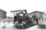 02 006 des Bw Hamm (Westf) ist mit D 4 (Berlin Stadtbahn – Köln) im Bahnhof Elberfeld Hbf (heute Wuppertal Hbf) eingetroffen, wo sich gerade ein Bahnsteigumbau vollzieht. Die Vier-Zylinder-Verbundlok wurde am 11.07.1941 in die Zweizylinder-Version 01 239 umgebaut. (1928) <i>Foto: DLA Darmstadt (Bellingrodt)</i>