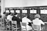 Blick in die Fernsprechzentrale einer Reichsbahndirektion. Bis zur vollständigen Automatisierung des Fernsprechnetzes wurde die Sprechverbindung zwischen zwei Fernsprechteilnehmern manuell hergestellt. Dass bevorzugt Frauen in den Vermittlungsstellen zum Einsatz kamen, lag an ihrer höheren Stimmlage, die über die damals übertragenen Telefonfrequenzen besser verstanden werden konnte als die der Männer. Bereits um die Jahrhundertwende erfreute sich dieser Beruf großer Beliebtheit. Knapp 4000 „Fräulein vom Amt“ gab es 1897, zehn Jahre später waren es schon 16.000. Trotz aller Automatisierung dauerte es noch bis 1966 bis alle Ortsnetze z.B. auf dem Gebiet der alten Bundesrepublik automatisiert waren. (1931) <i>Foto: RVM</i>