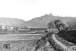Ein Personenzug mit einer preußischen T 12 im Rurtal zwischen Düren und Heimbach (Eifel) unterhalb der Burg Nideggen. (04.1937) <i>Foto: RBD Köln (Felten)</i>