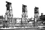 Die Seilablaufanlage am Rangierbahnhof Chemnitz-Hilbersdorf wurde 1902 errichtet. Die Seilspannstation am Befehlsstellwerk 3 wurde vom Ingenieur Edmund Frohne entwickelt, mit dem Ziel, Wagen im Rangierbahnhof ohne Lokomotiven zu verschieben. Die Wagen wurden an einen sog. Seilwagen angekuppelt und mit Schrittgeschwindigkeit verschoben. Die Energie bezog die Anlage über einen Generator, der die drei Antriebsmotoren der Seilablaufanlage antrieb und mit Strom versorgte. Die Ablaufseile verliefen bis zum Spannwerk unterirdisch und konnten mit einer Vorspannung von 10,5 Tonnen die Seilwagen ziehen. Die Arbeit an der Seilablaufanlage galt als anspruchsvoll und gefährlich, auch nach ihrer Modernisierung im Jahr 1930, da der Ablaufmeister auf Stellwerk 3 hoch konzentriert arbeiten musste, und jeder kleinste Fehler "bestraft" wurde. Erst 1991 wurde die Anlage außer Betrieb genommen. Ein Förderverein sorgte dafür, dass Stellwerk (rechts) und die Seilspannstation nicht demontiert wurden. (1930) <i>Foto: RVM</i>