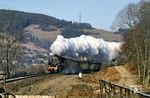 95 1027 mit einem Sonderzug nach Sonneberg im Loquitztal bei Oberloquitz. Der Ausbau der erneuten Zweigleisigkeit der Strecke von Probstzella nach Saalfeld hat begonnen. (15.12.1991) <i>Foto: Joachim Schmidt</i>