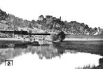 Eine 64er überquert vor dem Panorama der mittelalterlichen Burg Harburg die Wörnitz auf der Eisenbahnstrecke Nördlingen—Donauwörth kurz hinter dem Bahnhof Harburg (Schwab). (1936) <i>Foto: RVM</i>