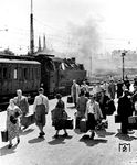 Dem offiziellen Bildtitel ist fast nichts mehr hinzuzufügen, außer das im Hintergrund das Personal einer nicht identifizierten 64er gerade den Abfahrauftrag entgegen nimmt, aufgenommen in Salzburg Hbf. (1938) <i>Foto: RVM</i>