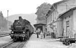 86 1245 ist in Blauenthal angekommen. Für den Bau einer Talsperre bei Eibenstock wurde 1975 die weitere Strecke zwischen Wolfsgrün und Schönheide Ost unterbrochen, sodass Blauenthal seitdem Endpunkt der ursprünglich bis Adorf weitergeführten Strecke wurde. (07.1976) <i>Foto: Burkhard Wollny</i>