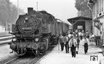 Nicht umsonst war die Reichsbahn der DDR auch noch in den 1970er Jahren für viele mangels (Auto-)Alternativen das unverzichtbare Fortbewegungsmittel, wie dieses Bild aus Blauenthal zeigt. (07.1976) <i>Foto: Burkhard Wollny</i>