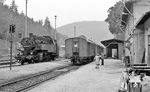 Für die Rückfahrt nach Aue setzt 86 1245 im Bahnhof Blauenthal um. (07.1976) <i>Foto: Burkhard Wollny</i>
