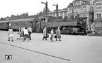 Bahnsteigszene im Bahnhof Aue mit 86 1621. (07.1976) <i>Foto: Burkhard Wollny</i>