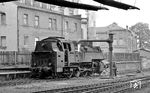 86 1775 ergänzt im Bahnhof Aue ihre Wasservorräte unter der Brücke der Lößnitzer Straße. (07.1976) <i>Foto: Burkhard Wollny</i>