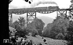 Eine unbekannte Auer 86er mit einem Personenzug nach Annaberg auf dem Markersbacher Viadukt. Das 36,5 m hohe und 236,5 m lange Gerüstpfeilerviadukt wurde von 1887 bis 1889 unter Leitung des Geheimen Regierungsrats Claus Koepcke und des Ingenieurs Hans Manfred Krüger errichtet, um ein Seitental der Großen Mittweida zu überqueren.  (07.1976) <i>Foto: Burkhard Wollny</i>