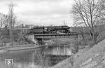 Eine 01.5 des Bw Wittenberge überquert mit D 337 aus Hamburg den Teltowkanal nahe der Grenze zwischen der DDR und Westberlin in Berlin-Kohlhasenbrück. (02.1975) <i>Foto: Karsten Risch</i>