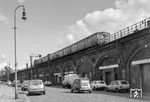 Ein vom Ost-Berliner Endpunkt Friedrichstraße kommender S-Bahnzug nach Spandau West auf der Stadtbahn im West-Berliner Stadtteil Bellevue. (1975) <i>Foto: Karsten Risch</i>
