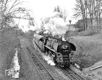 01 0505 (Bw Wittenberge) passiert mit D 337 aus Hamburg die Grenzanlagen in Berlin-Griebnitzsee. (02.1975) <i>Foto: Karsten Risch</i>