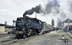 Der Bahnhof Kalbe (Milde) war jahrzehntelang der Betriebsmittelpunkt eines rund 127 Kilometer umfassenden Streckennetzes in der Altmark. Im Juni 2001 wurde als letzte Strecke der Verkehr auf der Verbindung Hohenwulsch–Kalbe eingestellt. 1974 war die (Eisenbahn-) Welt hier noch in Ordnung, als 64 1212 Rangieraufgaben erledigte. (04.1974) <i>Foto: Karsten Risch</i>