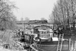 01 0527 überquert mit D 336 nach Hamburg einen Nebenkanal des Landwehrkanals im Bereich der Tiergartenschleuse am Bahnhof Berlin-Tiergarten. (02.1975) <i>Foto: Karsten Risch</i>