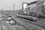 Der bekannte Blick von der Halenseebrücke auf die Ringbahngleise (links) und die zweigleisige Verbindungskurve zwischen dem Bahnhof Halensee und Charlottenburg (rechts). 275 358 fährt auf dem rechten Gleis zur Stadtbahn. Wir sehen hier eine Fahrt (oder einen Zug) der Zuggruppe, die in diesen Jahren von Neukölln (Köllnische Heide) zum Bahnhof Zoo über diese Kurve fuhr. (02.1975) <i>Foto: Karsten Risch</i>