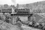 86 1615 überquert den Dorfbach Schönheide kurz hinter dem Bahnhof Schönheide Ost. Heute ist die Strecke hier in der Talsperre Eibenstock verschwunden. (10.1975) <i>Foto: Karsten Risch</i>