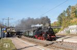97 501 nimmt im Bahnhof Geislingen mit einem Sonderzug nach Münsingen Anlauf für die Geislinger Steige nach Amstetten. (29.09.2018) <i>Foto: Joachim Schmidt</i>