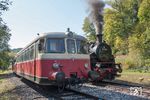 Zugkreuzung im Bahnhof Marbach. Im offiziellen Pressetext der SAB zum Jubiläum heißt es: "Am 1. Oktober 1893 fuhr der erste Zug auf der Strecke Honau-Lichtenstein-Münsingen. Dass man dieses Jubiläum überhaupt feiern kann, war nicht nur einmal fraglich – die Zahnradbahn und die Verbindung durch das Echaztal haben es leider nicht geschafft. Durch bürgerschaftliches Engagement und das gemeinsame Wirken von Politik und Verwaltung war es möglich, dass die Strecke von Engstingen bis Schelklingen bis heute nicht nur erhalten geblieben, sondern regelrecht aufgeblüht ist..." (30.09.2018) <i>Foto: Joachim Schmidt</i>